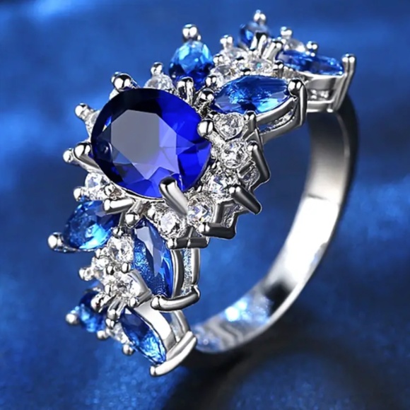 NEW COSTUME JEWELRY FASHION RING BLUE ZIRCON RHINESTONES SILVER BAND SIZE 6 - Picture 1 of 5